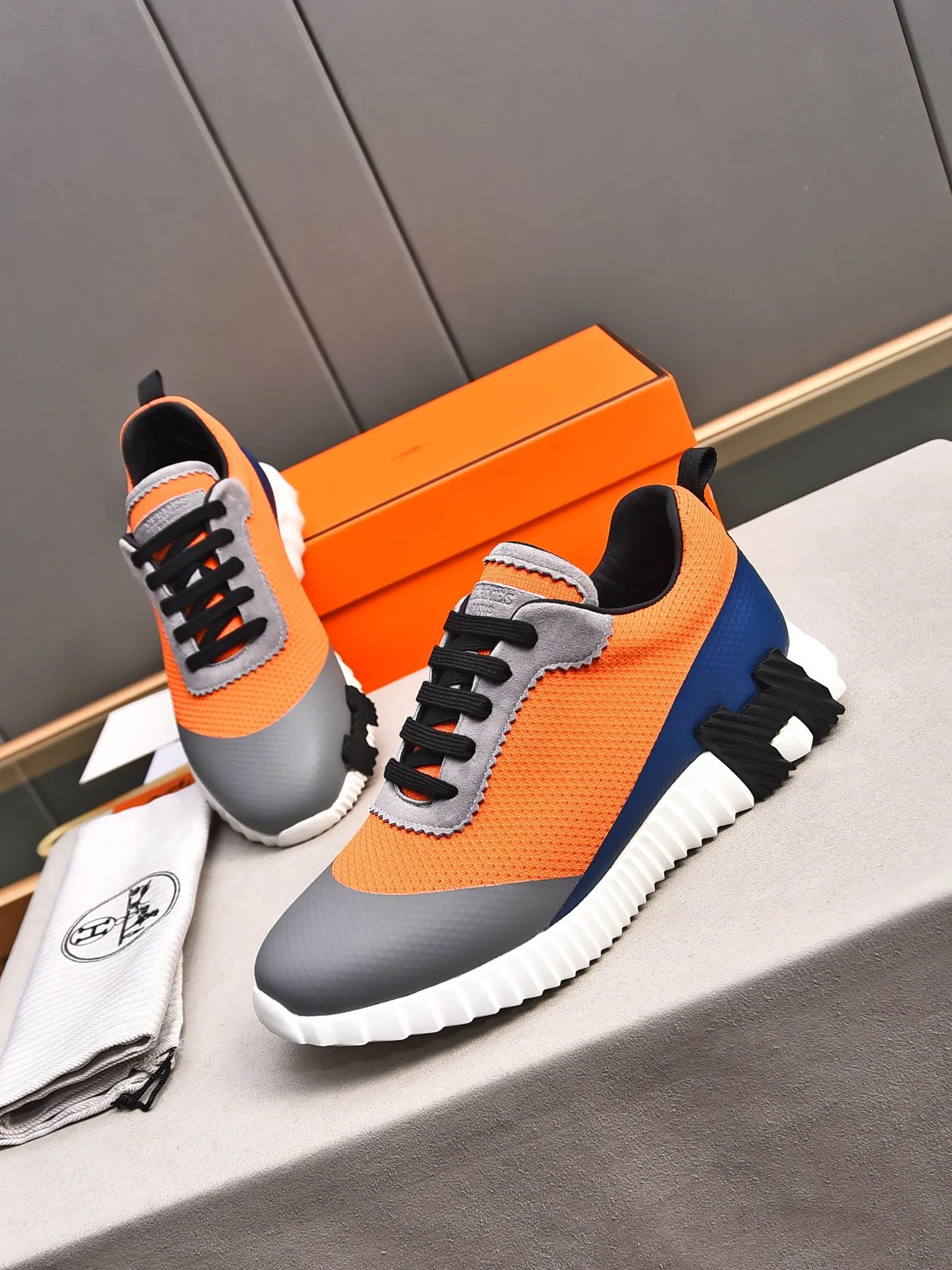 PP600【Hermes】fe new arrival~New Bouncing sneakers are the most comfortable shoes from Hermès. They are extremely light on the feet and look great. You won’t feel tired even when you go shopping and running around. 👍Very light and comfortable. Extremely light. Perfect for both sports and leisure. The feeling of stepping on them is great! It’s up to you to choose, there’s always what you want~ ✔️Fabric: Imported first-layer cowhide + high-elastic fly weave ✔️Inner lining: Imported water-dyed cow lining ✔️Outsole: Seamless combination of IP+TPU (multi-color letters) German technology irradiation machine ✔️Code number: Male 38-44 (45 customized)